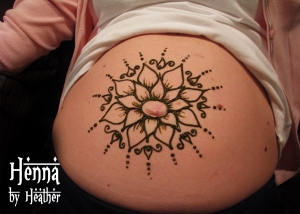 Quick and Simple Pregnant Belly Henna