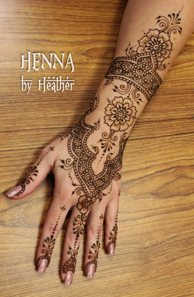 Viral henna photo - onion dome mehndi layout with floral motifs - indo-arabic style, Henna by Heather, woodgrain