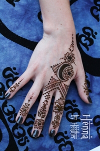 henna_moon_stars_geometric_design_blue_hand_MA